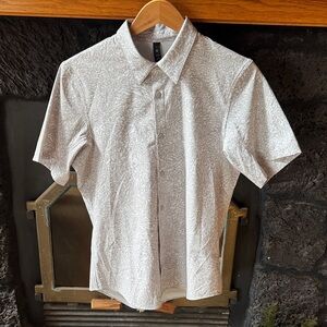 Lululemon size Small Men's White Patterned button down Short Sleeve Shirt